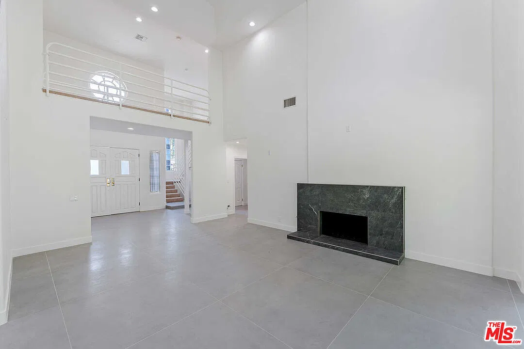 5 bed, 4.0 bath, 4285 sqft, $9,995 — Photo 4