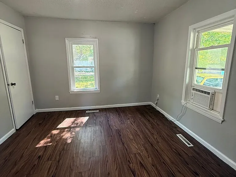 805 E Garfield St — Photo 5