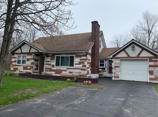 135 Kirkwood Dr, West Seneca, NY 14224