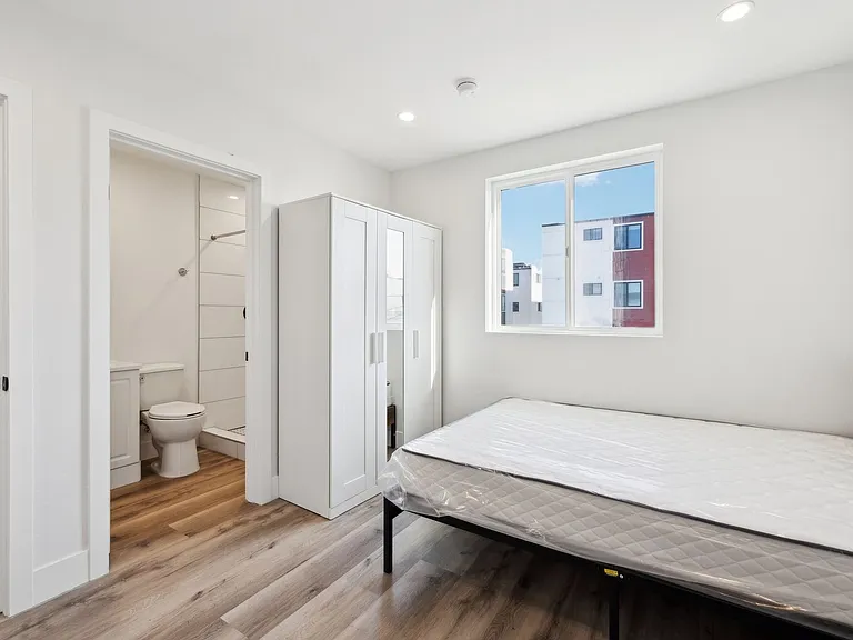 Leo P 1348 W 37th Pl — Photo 13
