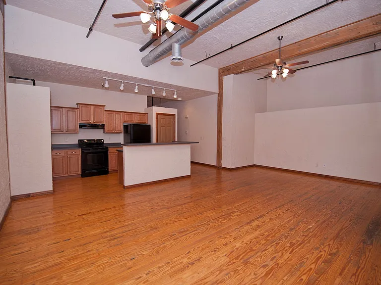 235 N Market Ave — Photo 3