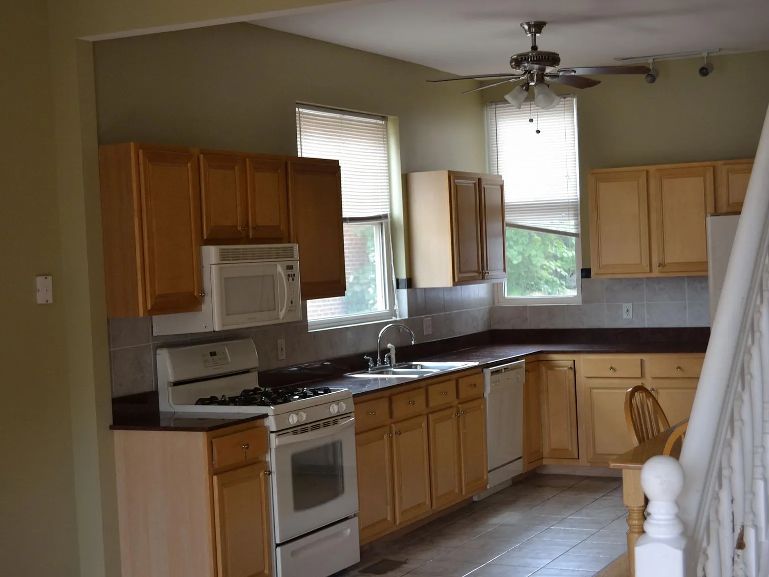 3 bed, 2806 sqft, $2,150 — Photo 2