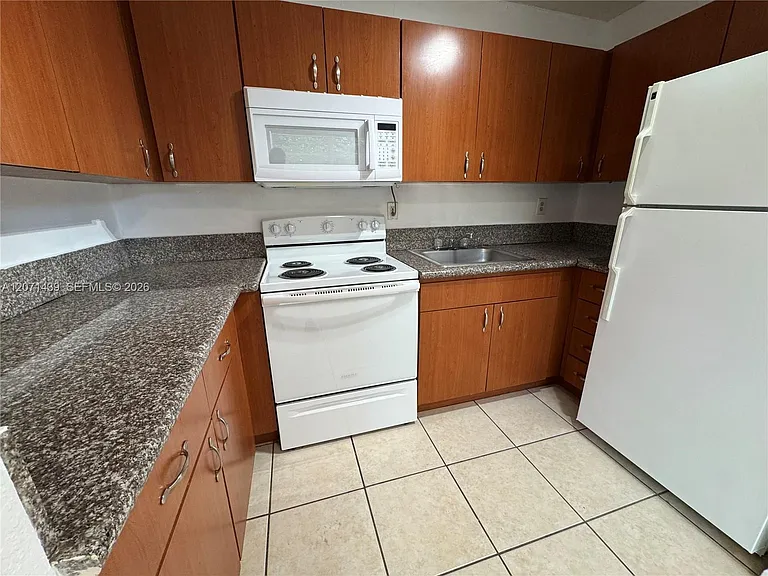 4732 SW 33rd Ave #206 — Photo 4