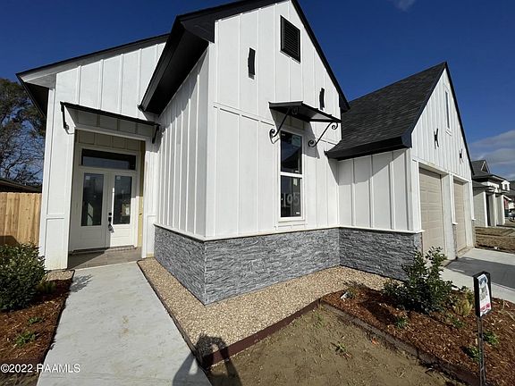 2nd image of 105 Lakes Edge Dr