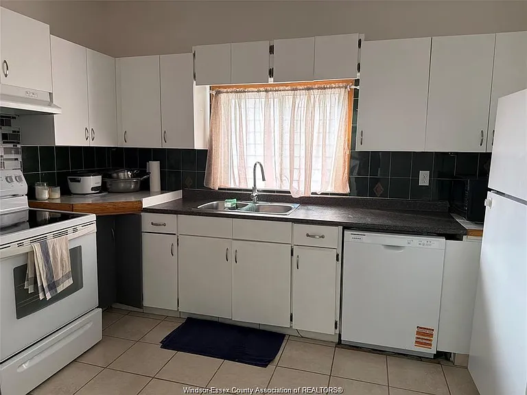 1180 Albert Rd — Photo 7