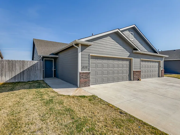 421 S Longbranch Dr — Photo 1