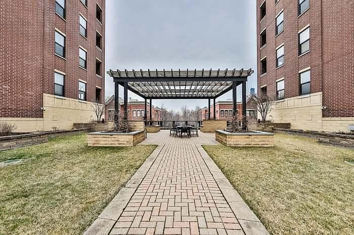 1st image of 833 W 15th Pl #1022