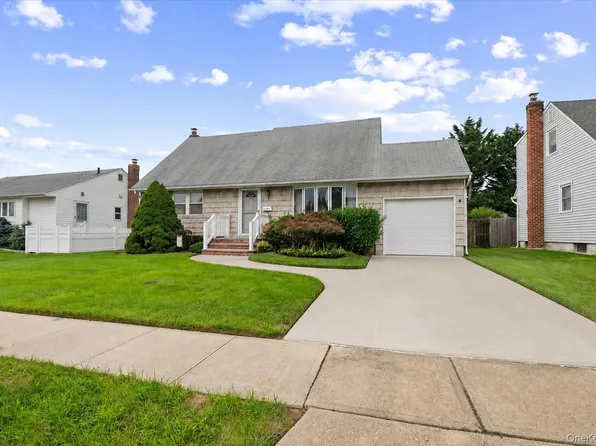 11 Hastings Lane, Hicksville, NY 11801