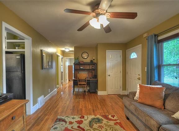 4th image of 800 W 90th St