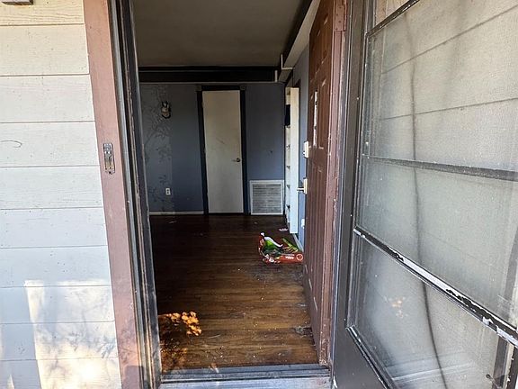 3rd image of 913 Southampton St