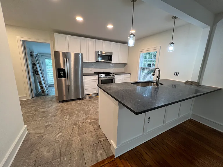 913 Montrose Ave — Photo 16