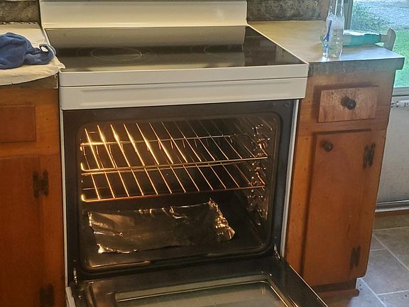 Freshly Sanitized Samsung Stove and Oven with a Light.