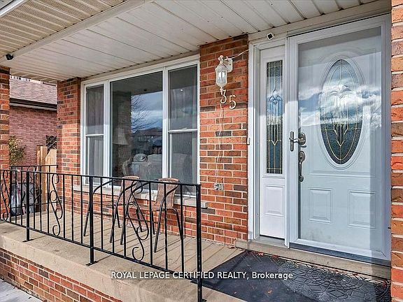 3rd image of 35 Trenholme Cres