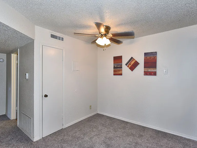 South Point Apartments — Photo 17