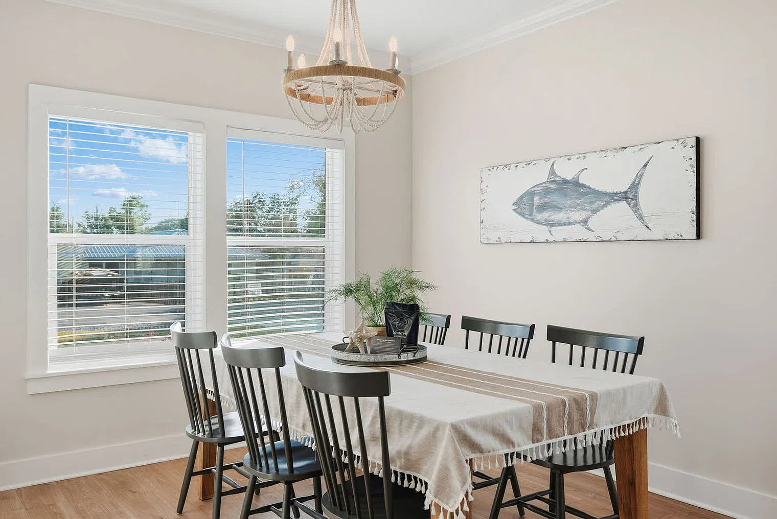 3 bed, 2.0 bath, 1883 sqft, $7,050 — Photo 3