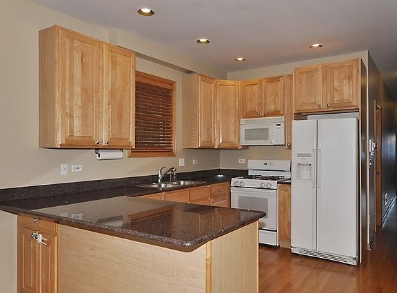 5th image of 1962 W Diversey Pkwy APT 1