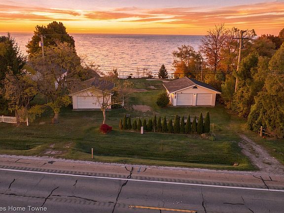 2nd image of 2255 Lakeshore Rd