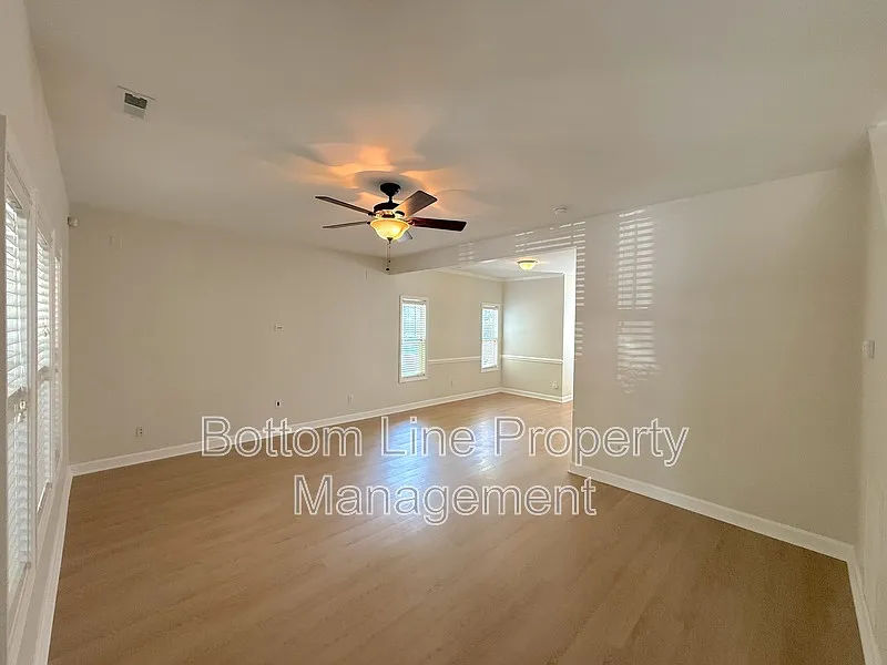 3 bed, 2.5 bath, 1302 sqft, $1,800 — Photo 4