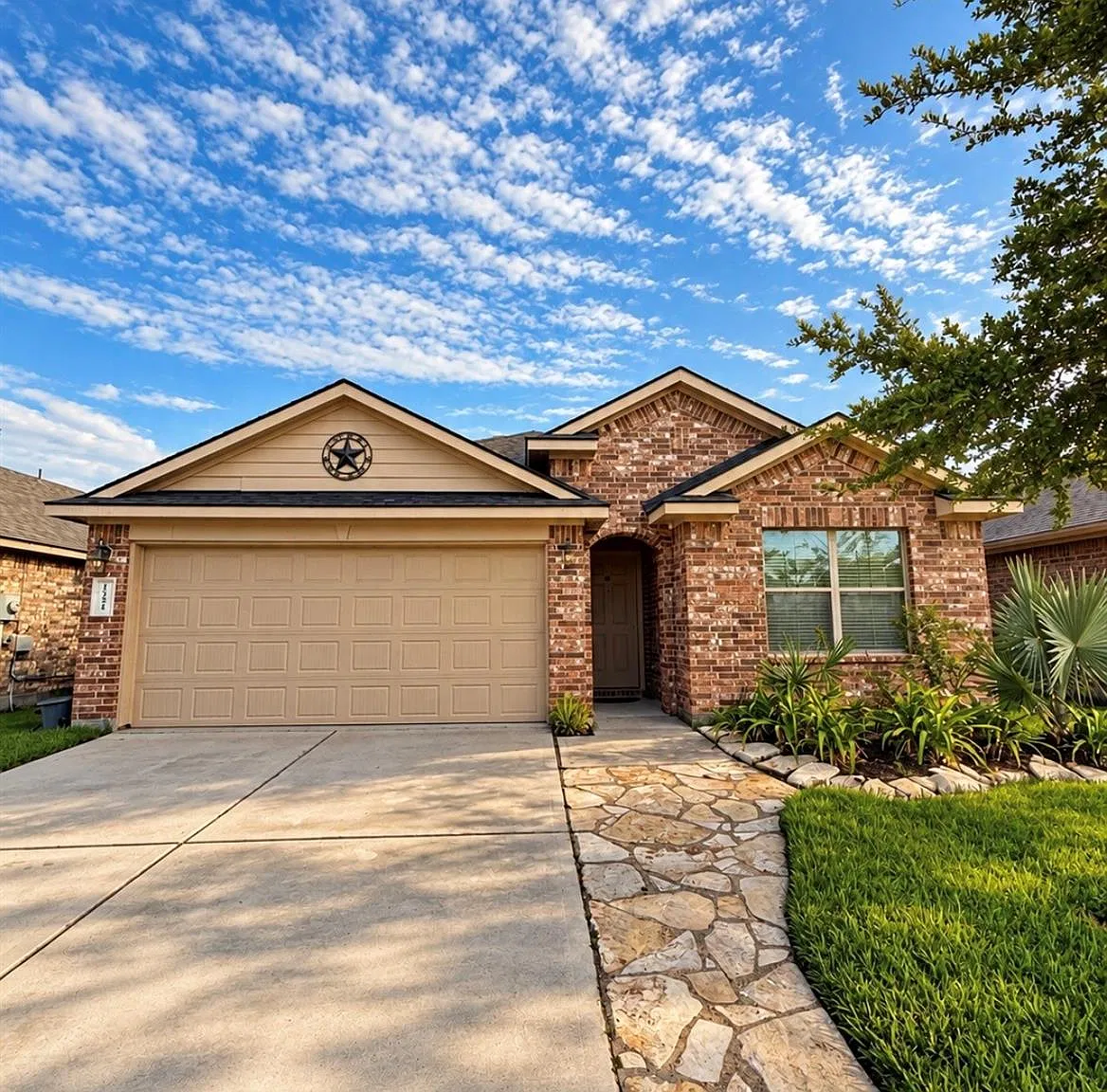4 bed, 2.0 bath, 1918 sqft, $2,200 — Photo 1