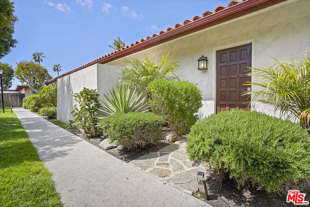 2 bed, 2.0 bath, $6,500 — Photo 2
