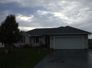 125 Windward Ln, Rochelle, IL 61068