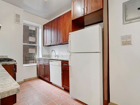 4th image of 215 W 116th St #2J
