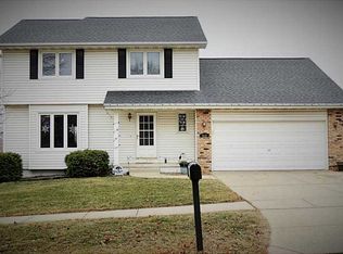 5611 Skyline Ct NW, Cedar Rapids, IA 52405