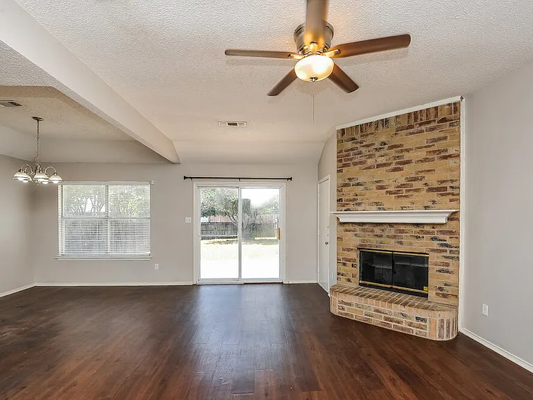 1040 Glencrest Dr — Photo 4