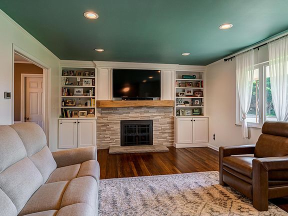 4th image of 3273 Chaucer Dr