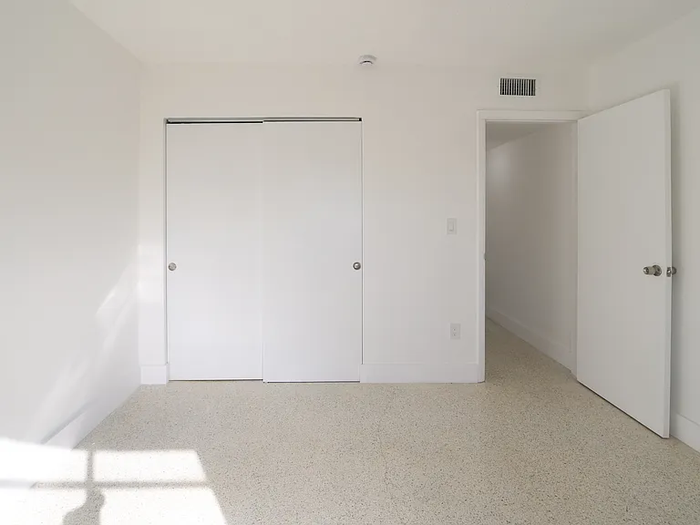 405 W 11th St #12 — Photo 20