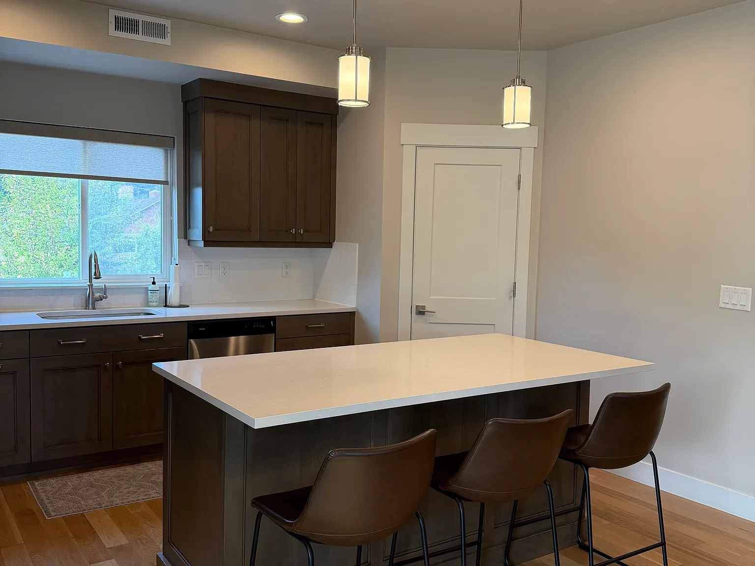 3 bed, 1950 sqft, $3,500 — Photo 4