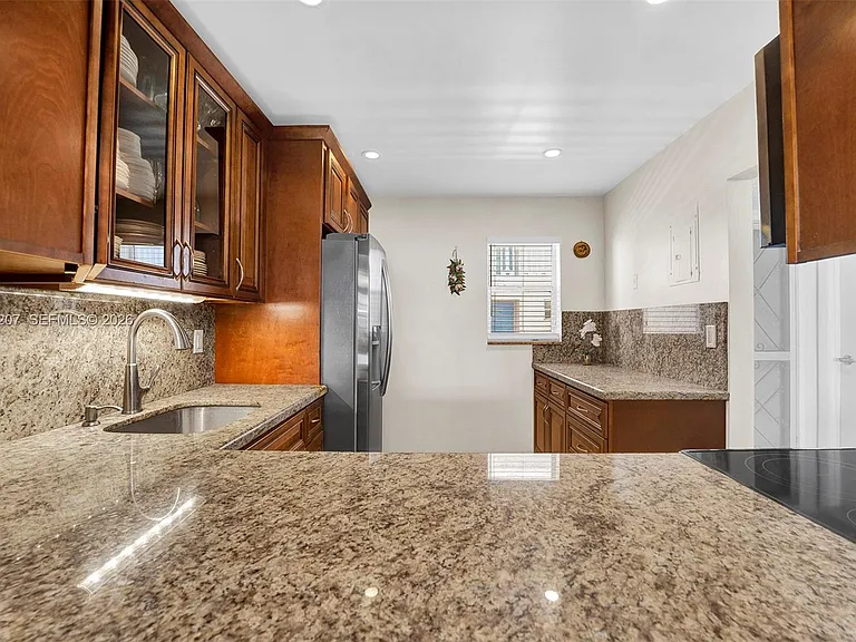 410 SE 2nd St #220 — Photo 5