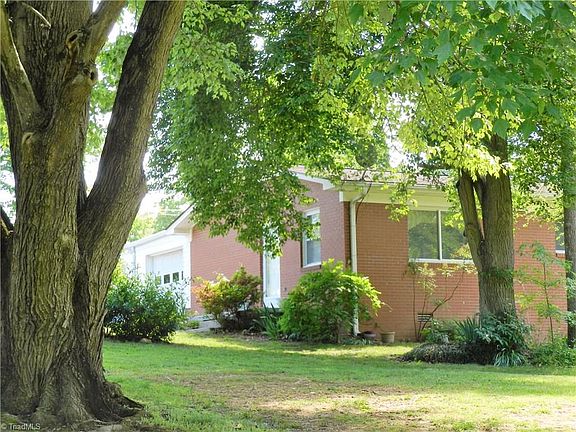 3rd image of 920 Cocoa Dr