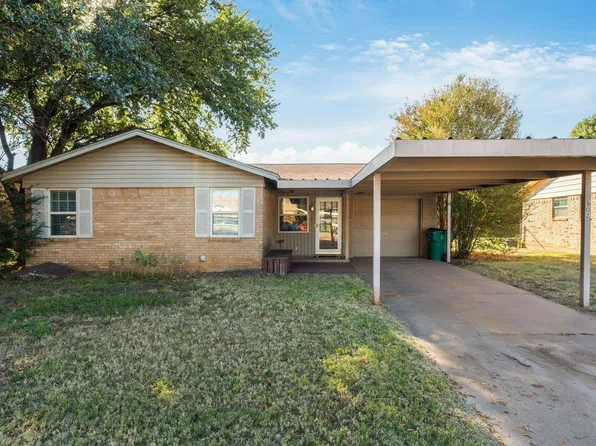 902 Foley Ave, Iowa Park, TX 76367