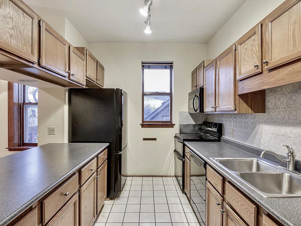 Spacious kitchen fully equipped.
