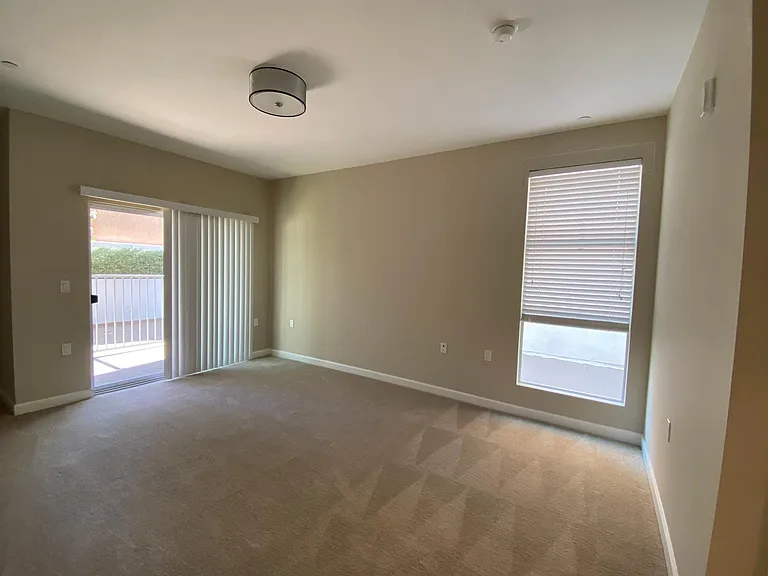Master bedroom (foto is taken from the unit below)