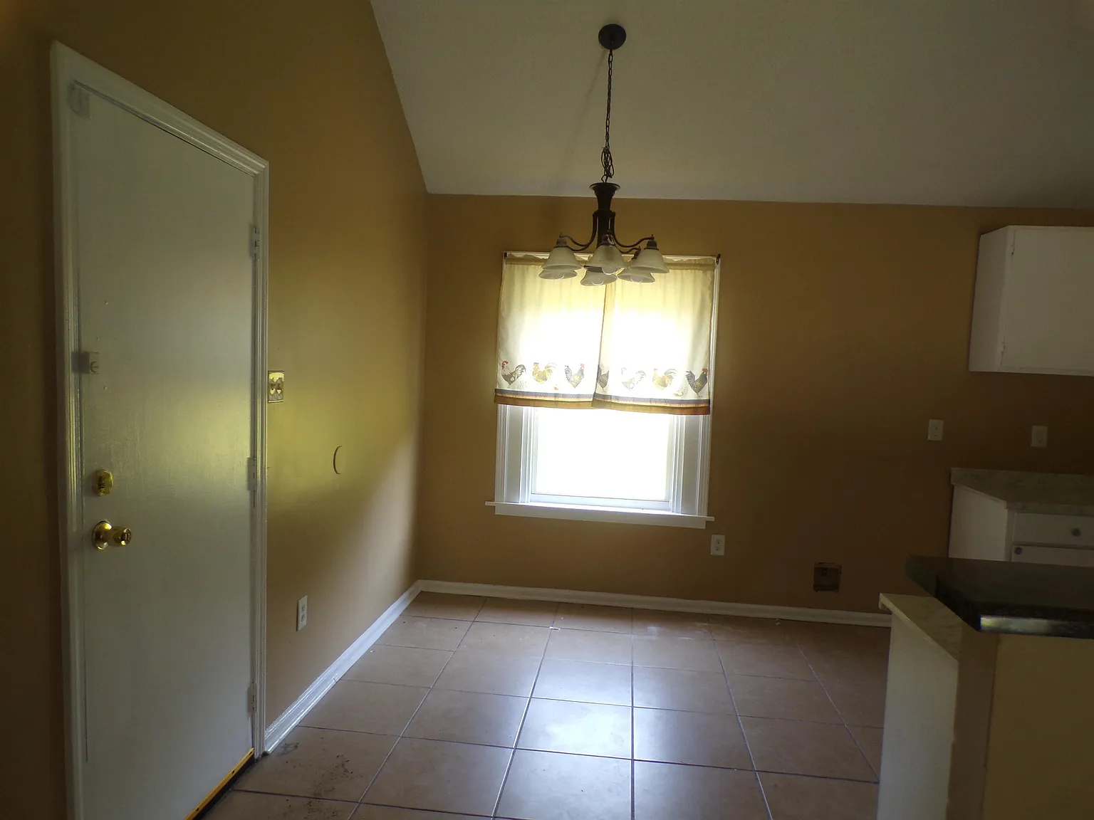 3 bed, 2.0 bath, 1011 sqft, $1,200 — Photo 2