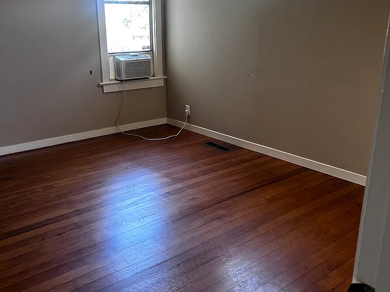 685 Edwards St — Photo 13