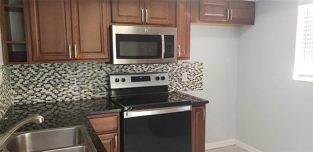 2 bed, 2.0 bath, 977 sqft, $1,600 — Photo 3