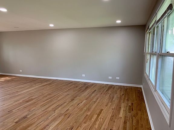 3rd image of 4060 Victoria Dr