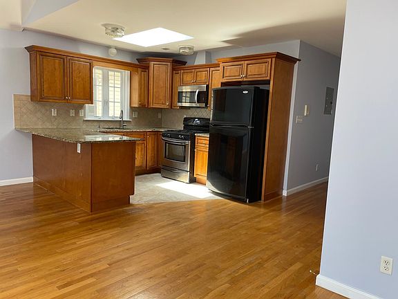 5th image of 3 Montrose Ave #2