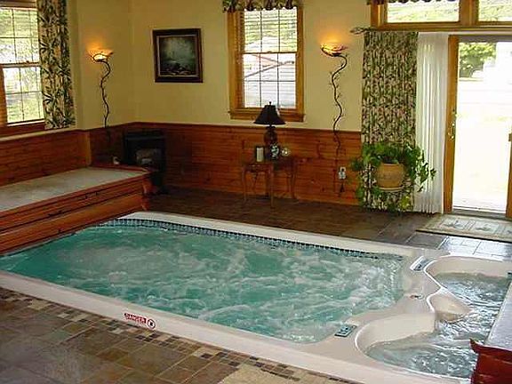 Sun Room w/ Relaxing Swim Spa Hottub!