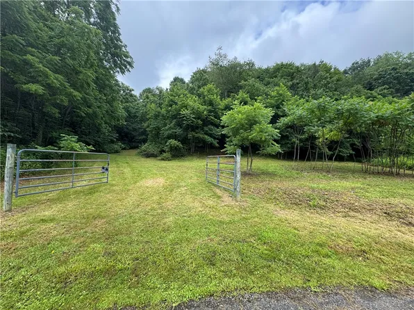 201 Comer Rd, Smithton, PA 15479