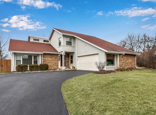 352 White Oak Ct, Gurnee, IL 60031