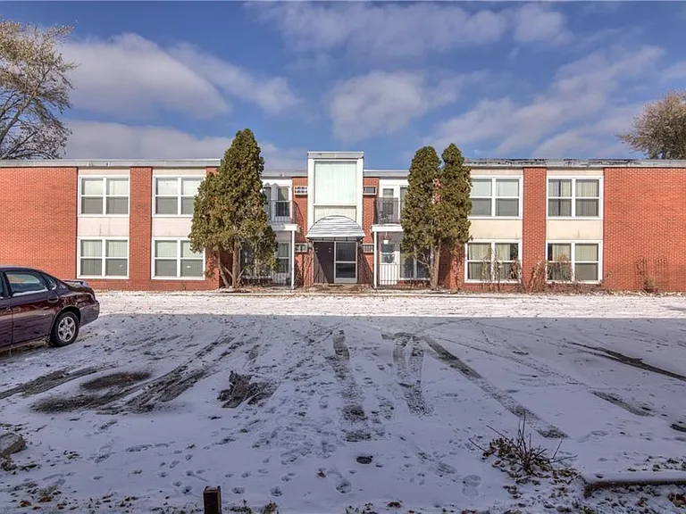 2713 Thomas Dr — Photo 4
