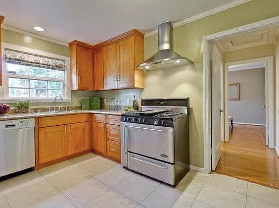 2nd image of 1519 Mariposa Ave