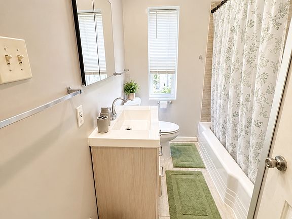 3rd image of 16927 Chandler Park Dr Room 2
