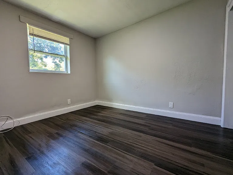 1352 W 30th St #4 — Photo 9