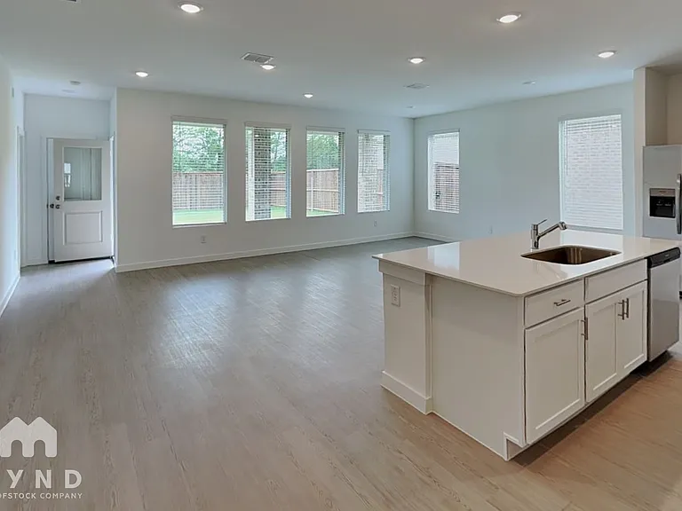 1718 Milton Dr — Photo 2