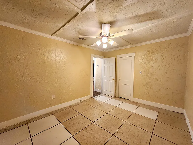 2222 Hogg St — Photo 8